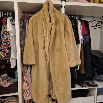 Mekana i topla H&M bunda od umjetnog krzna