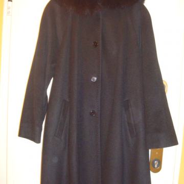 Mura kaput s krznenim ovratnikom