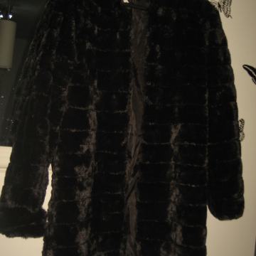 CRNA KRZNENA BUNDA VEL. 44 - NOVO