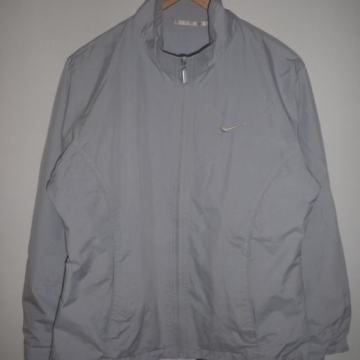 NIKE - LAGANA ŽENSKA JAKNA / VJETROVKA NA CIF 44 L