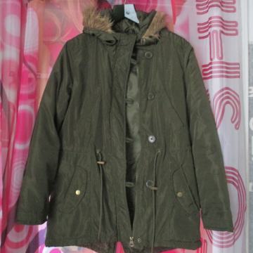 Parka u maslinastoj boji, s velikom, toplom kapuljačom
