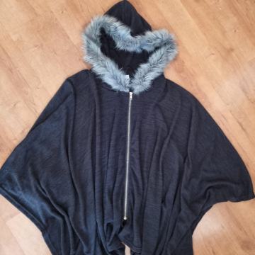 PELERINA S KAPULJACOM