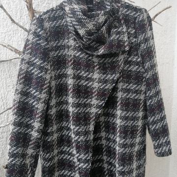 Karirana jakna s asimetričnim kopčanjem