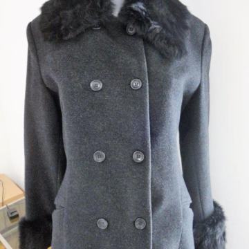 Predivan dugi kaput sa krznom, crno - tamno antracit boje, novo