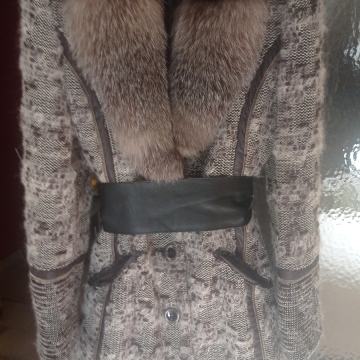 Predivan vuneni kaput s pravim bogatim krznom