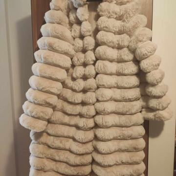 Prekrasna bunda krem boje