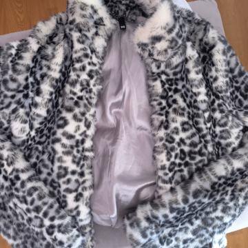 Prelijepa bundica od eko krzna