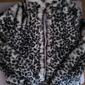 Prelijepa bundica od eko krzna