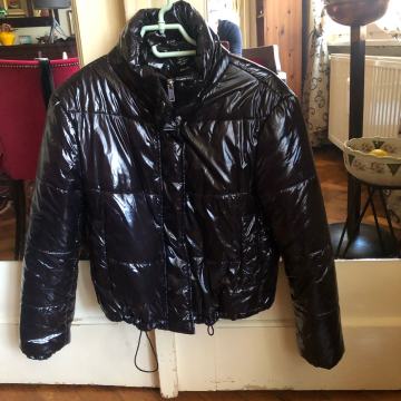 Prodajem lak crnu jaknu, S veličina, Nova.