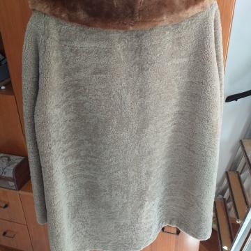 Prodajem sivu krznenu bundu