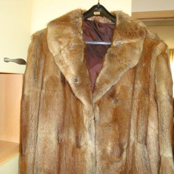 Prodajem dvije ženske bunde od pravog i umjetnog krzna