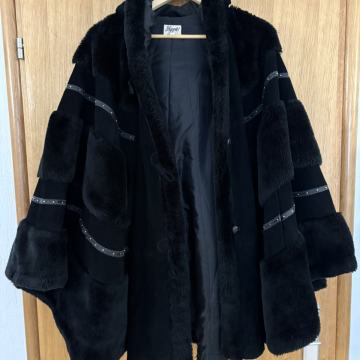 Prodajem ženski kaput u stilu 'pončo'