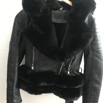 Prodajem žensku jaknicu s ‘krznom’