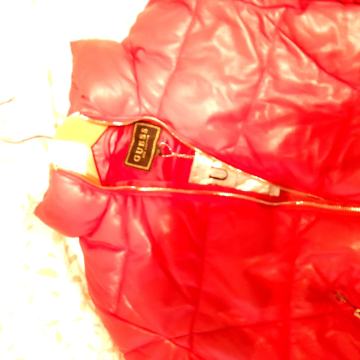 PRODAJEM ZENSKU JAKNU GUESS