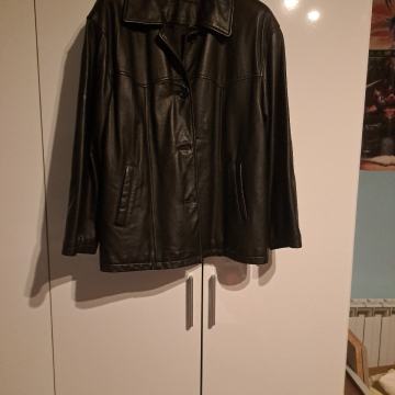 Prodajem žensku kožnu jaknu Avitano