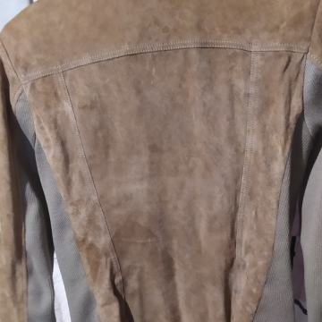 Prodajem žensku kožnu jaknu M veličina