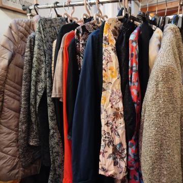 Prodajem zensku odjecu M-L