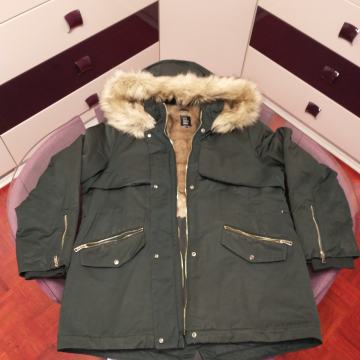 Prodajem žensku zimsku jaknu Zara veličine XL za 20 Eura.