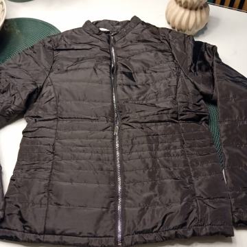 CRNA JAKNA VEL. 38 - NOVO