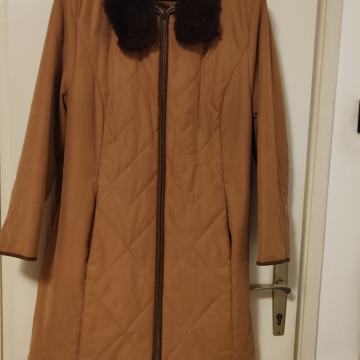 Prošivena jakna sa umjetnim krznom, konjak boja.