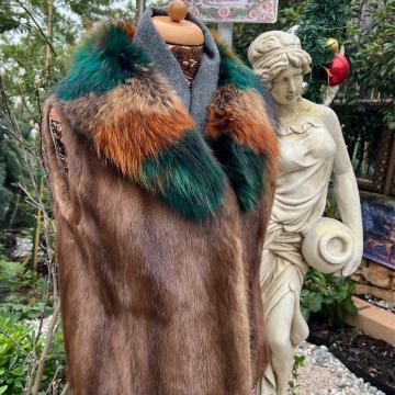 Prsluk bunda od nerca. Ovratnik od lisice.