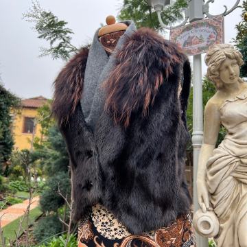 Prsluk bunda od nerca. Ovratnik od lisice.