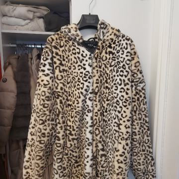 Reserved bundica s kapuljacom leopard uzorak, kao nova, nosena 2 puta