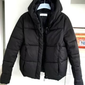 RESERVED ECO AWARE čisto crna topla štepana jakna sa kapuljačom XS  34