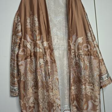 SATENSKI KARDIGAN NA VEZANJE VEL UNI - NOVO