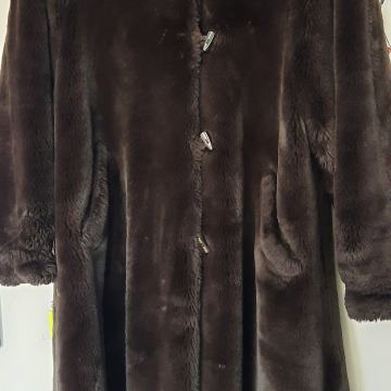 Smeđa bunda od umjetnog krzna M