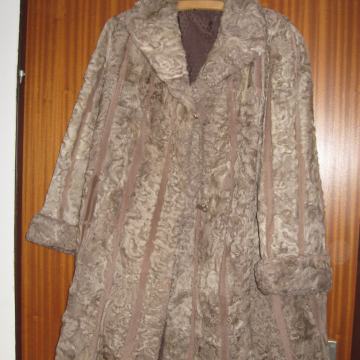 Smeđa ženska srednje duga bunda ** HITNO 150 Eur.**