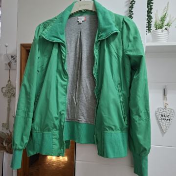 SPORTSKA JAKNA vel.38/40 - NOVO