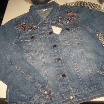 TRAPER JAKNA S CVJETNOM APLIKACIJOM VEL. 40 - NOVO