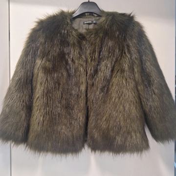 STRADIVARIUS BUNDA VEL. S  - NOVO