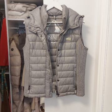 Superdry prsluk L velicina sivo srebrni, kao nov