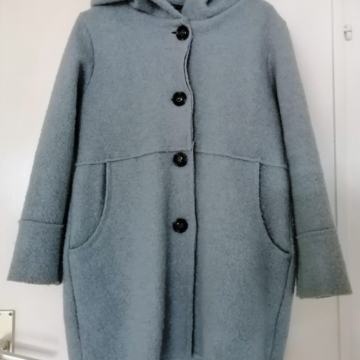 Svijetlo plavi vuneni kaput s kapuljačom