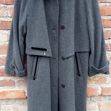 Prekrasan talijanski sivi kaput od vune i kašmira