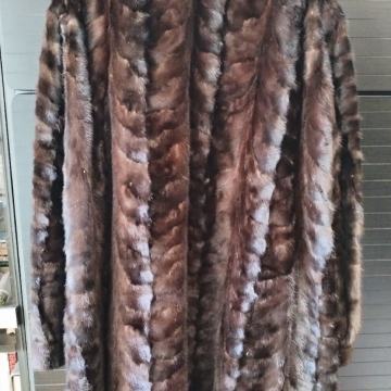 Tamno smeđi nerc, pravo krzno