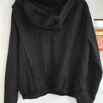 TERRANOVA Windbreaker čisto crna sportska jakna sa kapuljačom XS 34 i