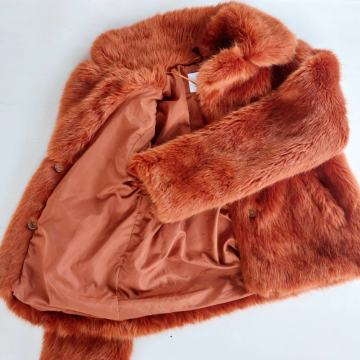 Topla, moderna, nenošena – Bershka