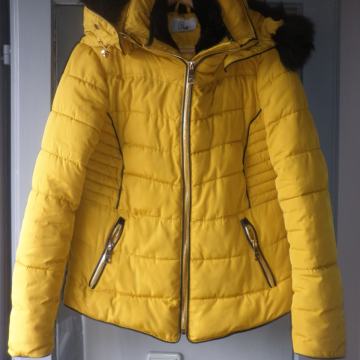 TOPLA ŽENSKA JAKNA S KAPULJAČOM 38 - 40 M