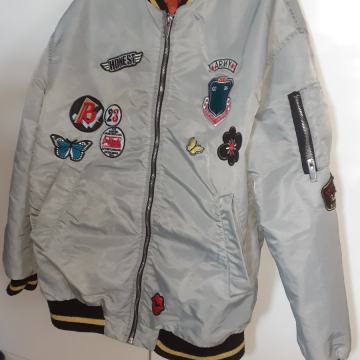 Zara jakna s prišivcima