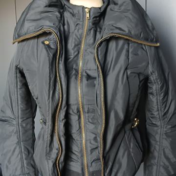 ZARA kratka crna zimska jakna 36/38