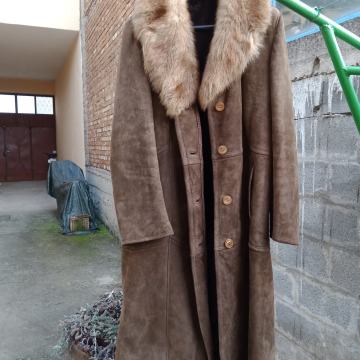 ŽENSKA BUNDA OD BRUŠENE KOŽE SA KRZNENIM OVRATNIKOM