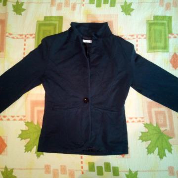 Ženska crna jakna, šuškava