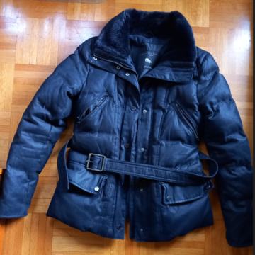 Zenska crna kratka jakna od Zare