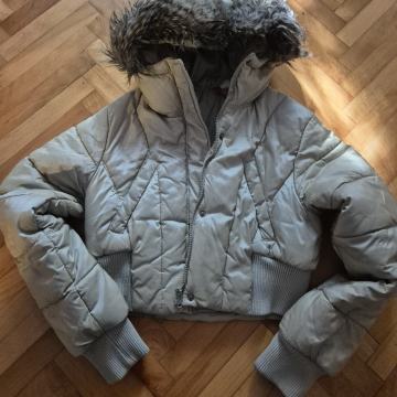 Ženska crop jakna sa kapuljačom vel 38