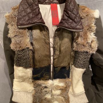 Zenska jakna nova s pravim krznom vuk, poni