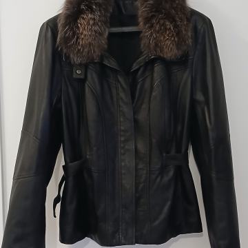 NOVO ŽENSKA KOŽNA JAKNA S PRAVIM KRZNOM - NIKAD NOŠENA VEL:48