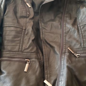 ŽENSKA KRATKA JAKNA OD UMJETNE KOŽE